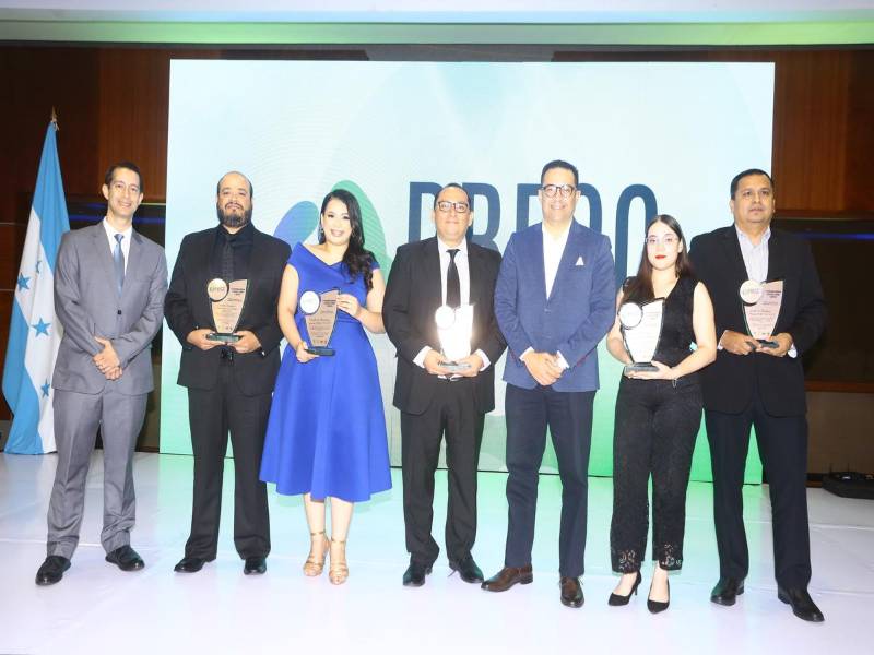 Ejecutivos de Cargill reciben con mucho orgullo el premio Bandera Ecológica Cambio Climático.