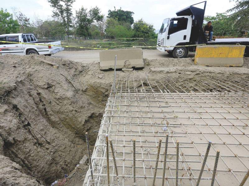Construcción de bases en el sector de Palos Verdes, donde se construyen dos carriles hasta la colonia Providencia.