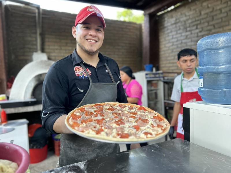 Con su emprendimiento Parmas Pizza, el emprendedor Abraham Talavera, conquista a los paladares más exigentes con su receta artesanal heredada por sus padres.