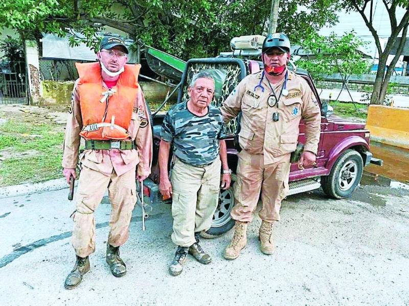 Roberto Rodríguez junto con su esposa Adelfa Marcos (fallecida en 2014) y sus hijos Lourdes Rodríguez, Allan Rodríguez y Herby Rodríguez.