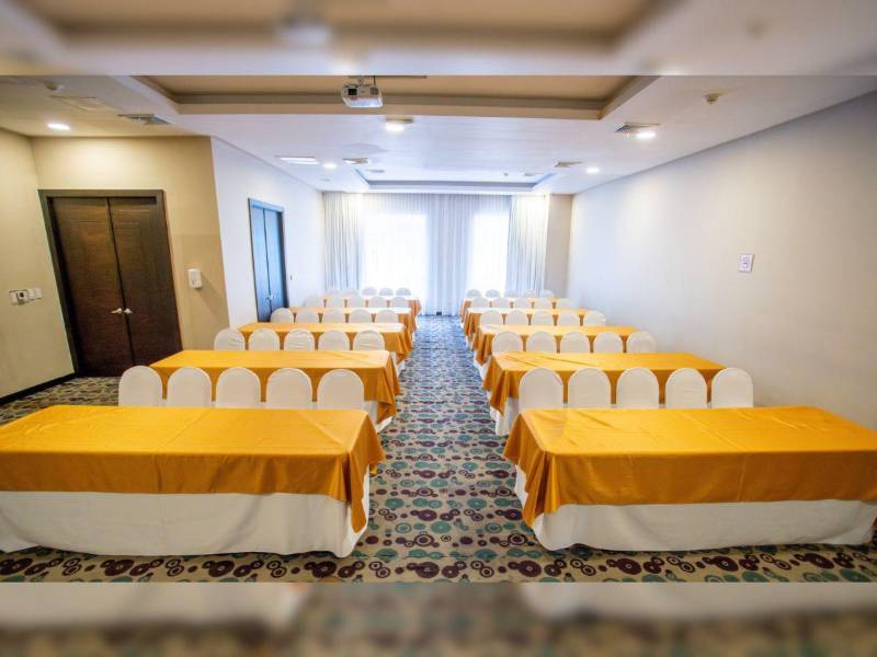 Salas de reuniones del Comfort Inn Tegucigalpa con capacidad para eventos empresariales y sociales.