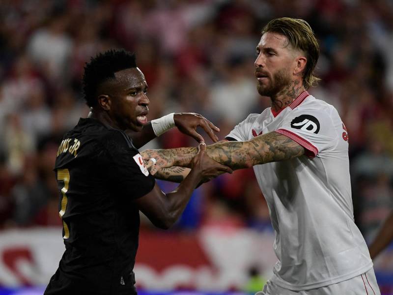 Sergio Ramos apartando a Vinicius de una tangana que se formó en el segundo tiempo.