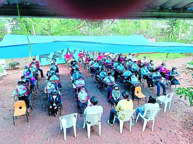 Son más de 90 alumnos que reciben clases, por las lluvias lo hacen bajo un toldo, que fue donado.