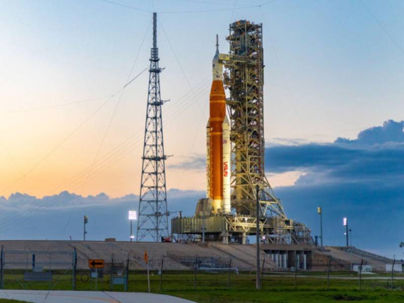 Fotografía del 25 de marzo de 2026 cedida por la NASA del cohete SLS (Sistema de Lanzamiento Espacial) de la misión Artemis II, con la nave espacial Orion en su cúspide, instaladas sobre una plataforma de lanzamiento en el Centro Espacial Kennedy de la NASA en Florida (Estados Unidos).