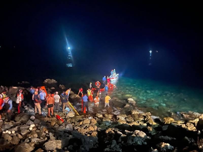 Civiles, Bomberos, Militares y Policía Nacional se sumaron a labores de rescate.