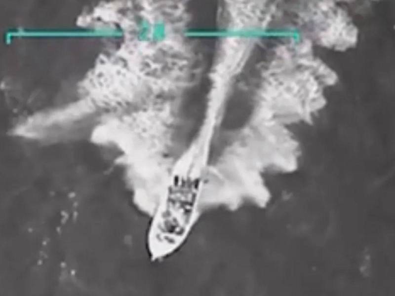 Imágenes de la embarcación que trasladaba drogas antes de ser eliminada por un misil de EEUU en el Caribe.