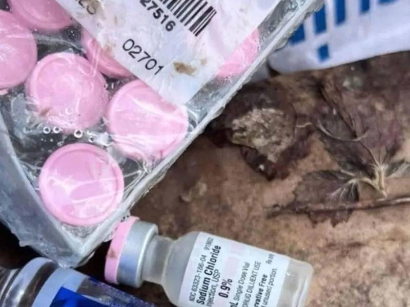 Cajas de medicamentos, mobiliario y equipo médico permanecen en una bodega de la Secretaría de Salud en El Lolo, donde fueron documentados productos vencidos y equipos expuestos.