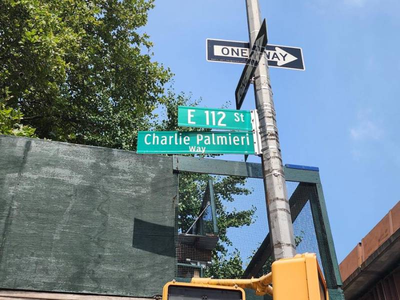 Detalle de un aviso con el nombre de la calle en honor a Charlie Palmieri, hermano del también pianista Eddie Palmieri, donde ambos vivieron, en el barrio latino de Harlem, este jueves, 7 de Agosto, en Nueva York (NY, EE.UU.).