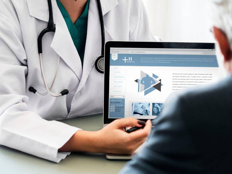 Los médicos también hacen uso de la IA, pero los pacientes no deben conformarse con el diagnóstico virtual sin una revisión real.