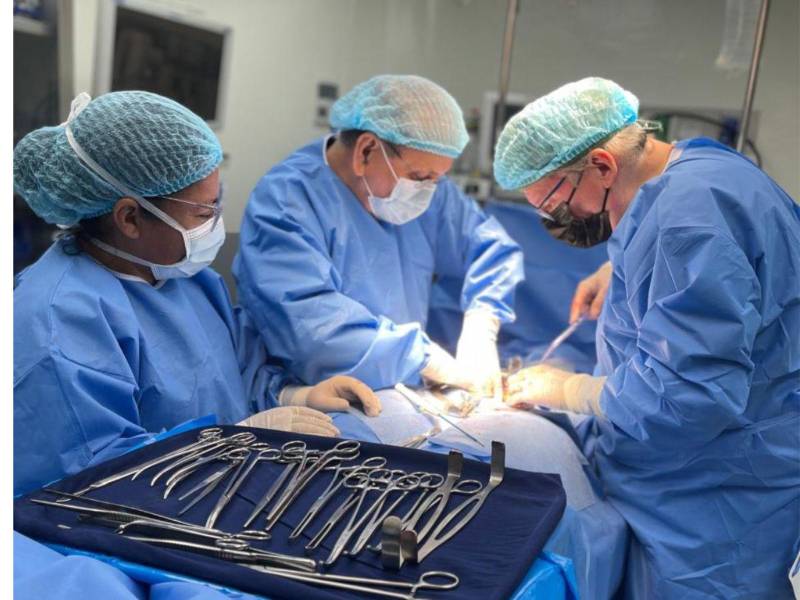 La cirugía duró cinco horas, informó el equipo médico tras finalizar el procecimiento.