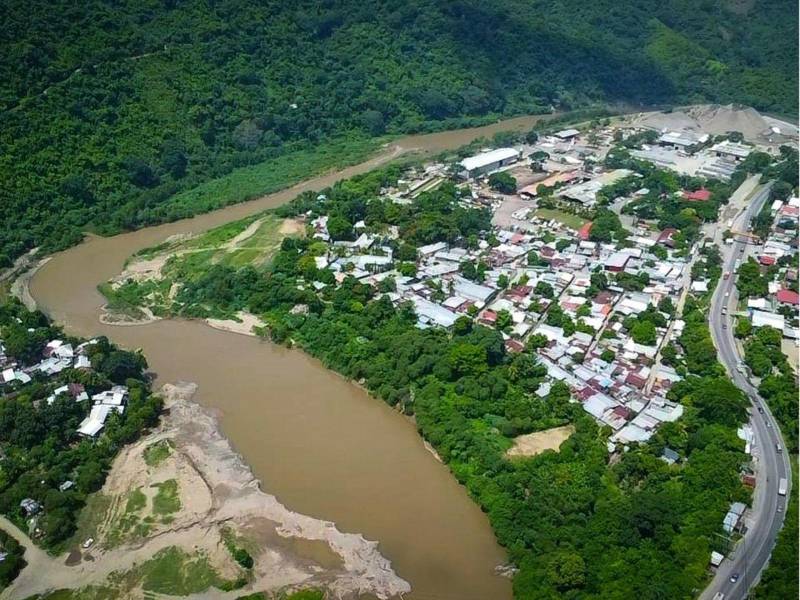 El río Chamelecón es considerado un río de alto riesgo. Durante huracanes o tormentas fuertes (como Eta y Iota o la tormenta Sara), suele desbordarse afectando ciudades como La Lima, Villanueva y San Pedro Sula.