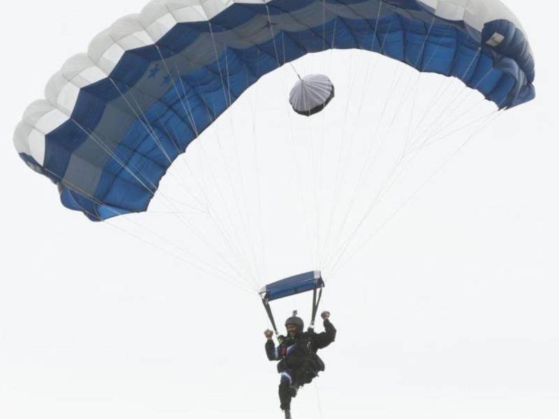 Los paracaidistas saltarán desde unos 5,500 pies de altura.