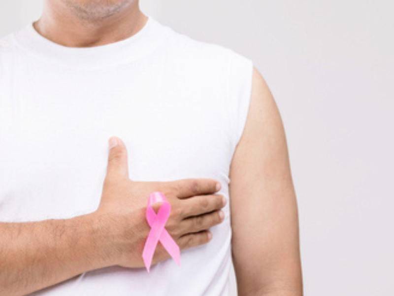 El tratamiento del cáncer de mama en los hombres suele implicar cirugía para extirpar el tejido mamario.