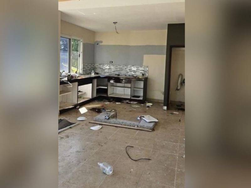 Una de las viviendas que fue saqueada en los últimos días, tras ser invadida meses atrás.