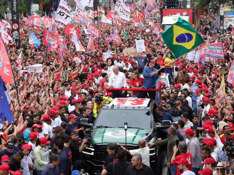 El presidente y candidato a la reelección de Brasil, Luiz Inácio Lula da Silva, sostiene la bandera de Brasil durante una caminata con sus seguidores este sábado, en la avenida Paulista, en Sao Paulo (Brasil).