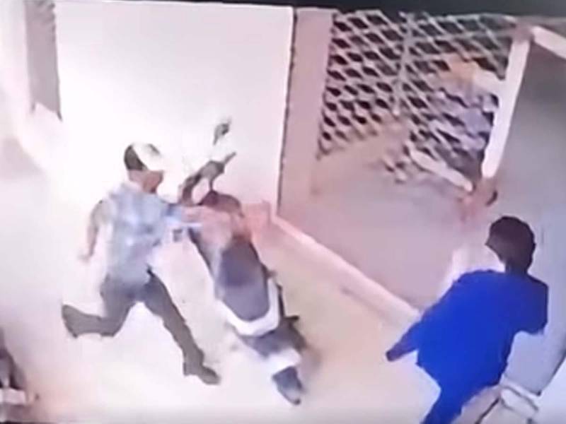 Imagen captada del video en el que un sujeto armado apunta al abogado y, al accionar el gatillo, el arma de fuego falla.