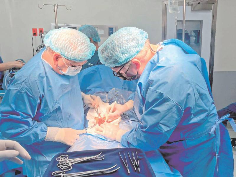 En el procedimiento participaron varios especialistas de diferentes ramas de la medicina.