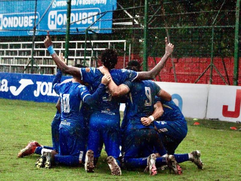 Victoria no cree en nadie: Se baja al Génesis y comienza a dar pelea