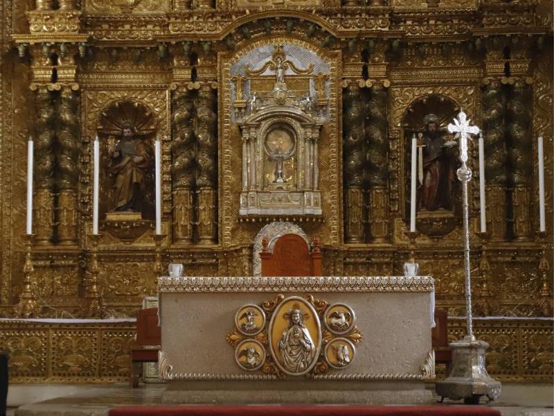 En el altar mayor de la catedral de Inmaculada Concepción se destacan tres retablos de madera dorada.