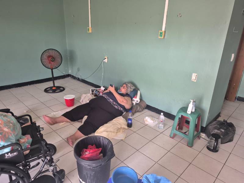 Basima Hilsaca, quien dormía en el suelo porque le quitaron la cama en el hospital, denunció a diario LA PRENSA el mal trato que recibieron. ´´Nos apagaban el aire, mi hermano aguantó calor un día antes de morir y no quisieron ingresarlo para atenderlo´´, se quejó.