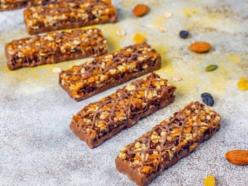 Esta versión sin horneado combina la fibra de la avena entera con la riqueza aromática del chocolate oscuro y la crocancia de las nueces picadas.