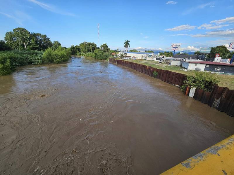 La escala que se ve desde el puente Juan Alberto Melgar es la principal referente para tomar medidas de evacuación. Si sobrepasa los 28 metros el nivel de emergencia se eleva a alerta roja por el peligro de desbordamiento.