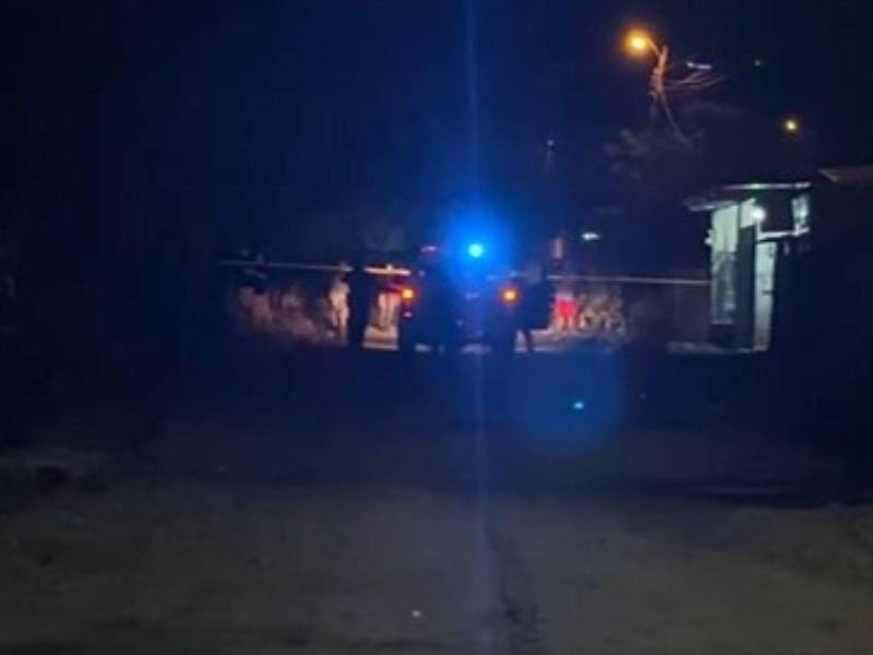 El cuerpo del joven asesinado quedó tendido en la calle de tierra de la colonia Brisas del Sur.