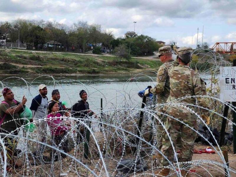 Un grupo de migrantes dialoga con soldados de la Guardia Nacional de Texas en una imagen de archivo.