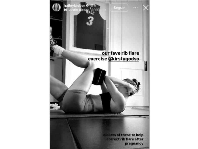 Hailey compartió que hace ejercicio en su casa para recuperar su figura tras el parto.