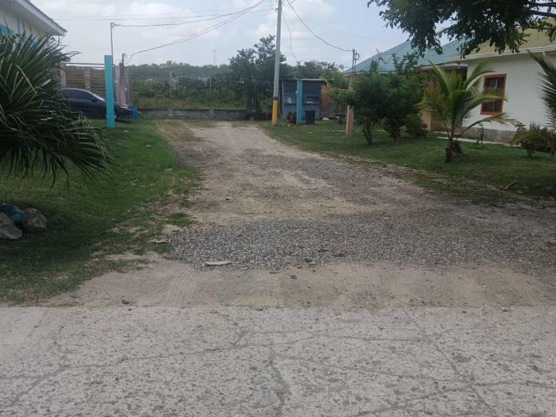 Los residentes de Villa Los Geranios exigen el muro perimetral que prometió la constructora y también se quejan por la falta de pavimentación de accesos.