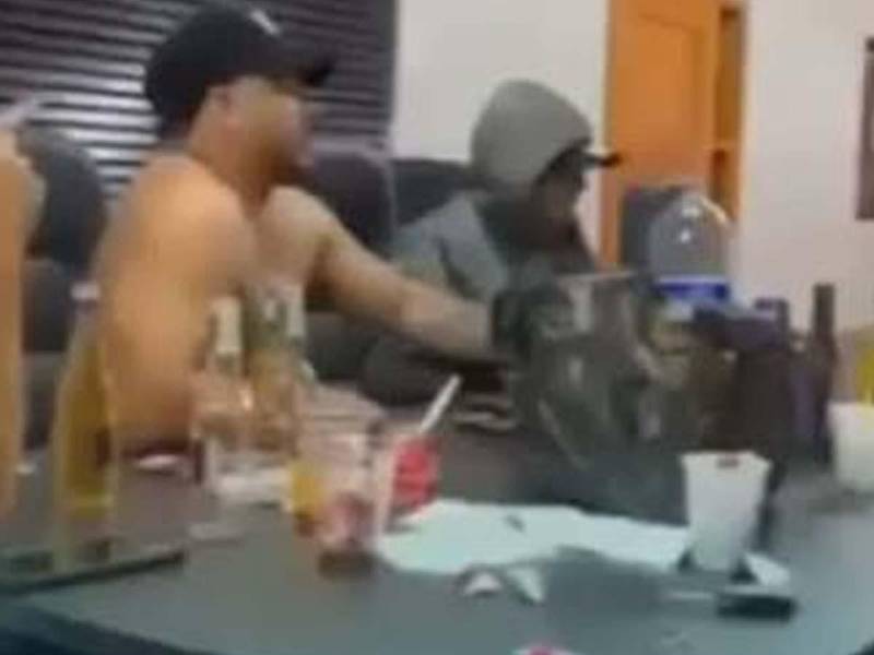 Imagen del video en el que aparece el alcalde de Yuscarán, El Paraíso, Johny Alejandro Carrasco, consumiendo bebidas alcohólicas.