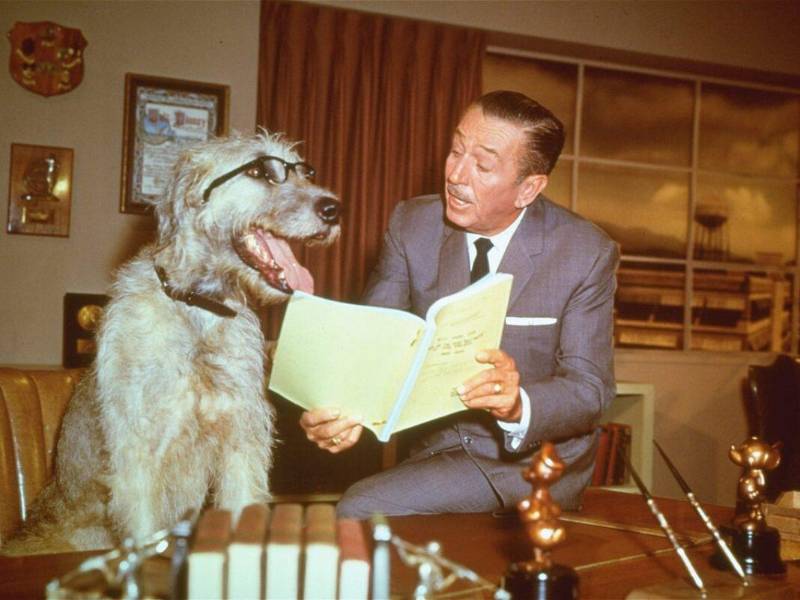 Pluto junto a Walt Disney