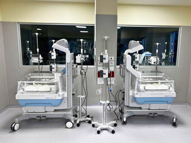 La sala neonatal cuenta con incubadoras duales, estándar y cunas de calor radiante. Dispone de 16 cupos.
