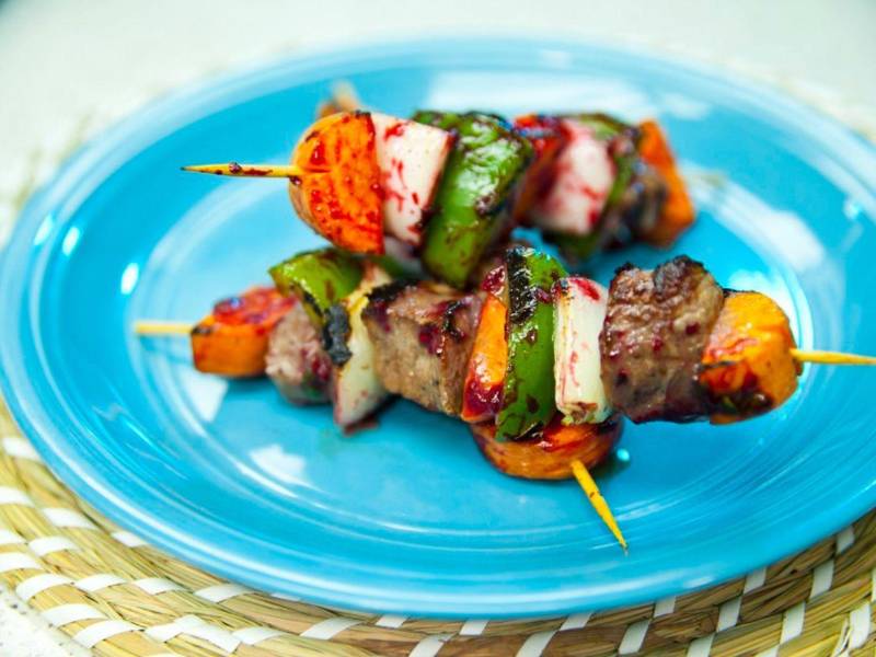 Pinchos de res con salsa teriyaki de mora.