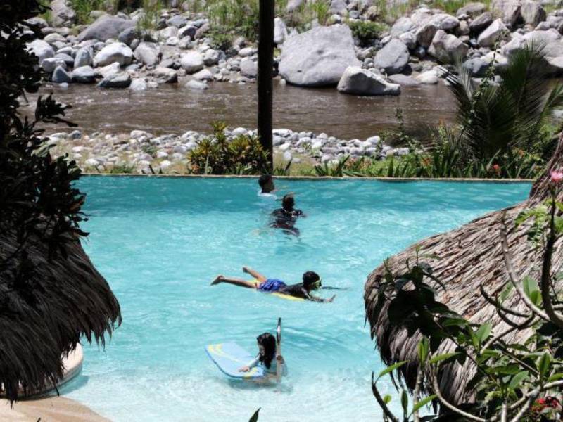 Hoteles con piscinas a la orilla del río Cangrejal, al pie del Pico Bonito, entre otras recreaciones y turismo de aventura, esperan a turistas este verano 2025.