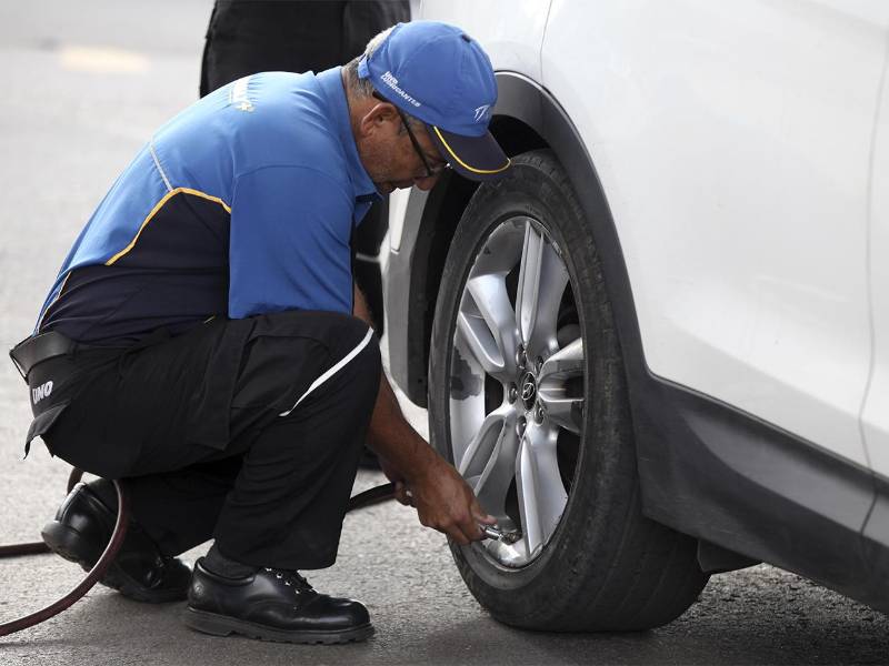 Personal de UNO Honduras brinda un servicio excepcional, asegurando que los clientes reciban combustible de calidad, aire en sus llantas y una experiencia premium en cada visita.