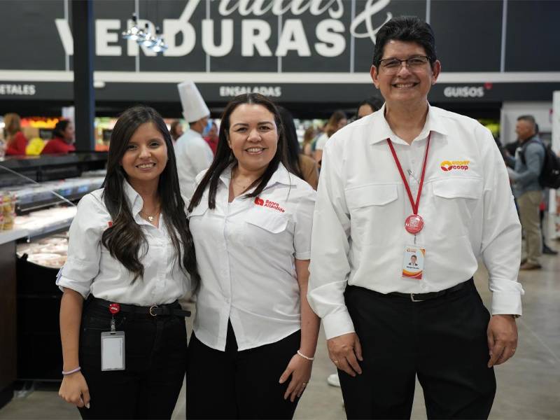 Ejecutivos de Grupo Financiero Atlántida y SuperCoop durante la inauguración de la tienda en Tegucigalpa.