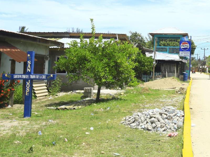 Una cruz azul, instalada al lado de una de las calles de Triungo de la Cruz, señala que San José es el santo patronal de esta comunidad que desde que se radicaron en la costa han preservado rituales ancestrales y se han mantenido centro del catolicismo.