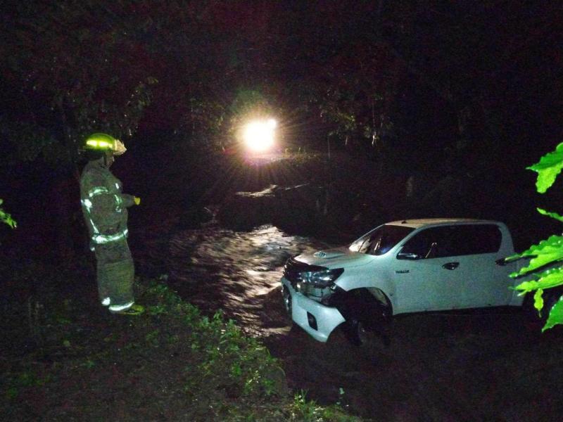 Elementos del Cuerpo de Bomberos tuvieron sacar un carro que fue arrastrado por una quebrada en el municipio de San José de Copán.