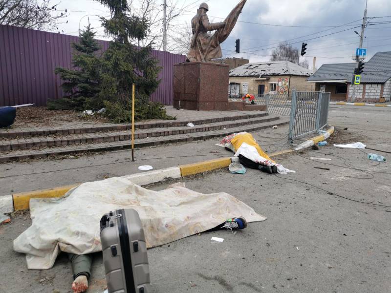 Una decena de civiles ucranianos fallecieron bajo el fuego de artillería ruso mientras intentaban escapar de Irpin, un suburbio al oeste de Kiev, devastado por los bombardeos de los últimos días.