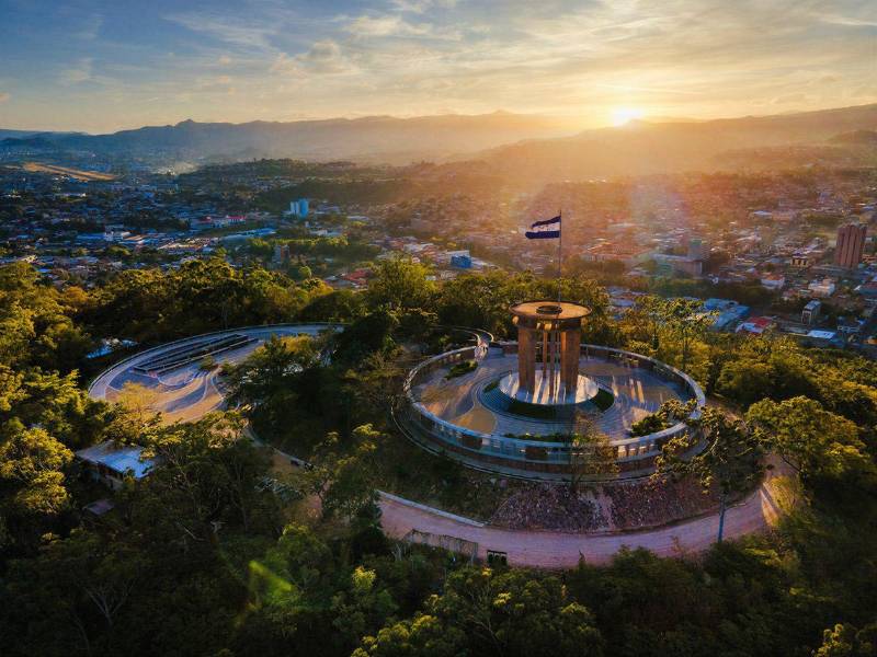 Vista panorámica del c<b>erro Juana Laínez, </b>uno de los espacios naturales y culturales más emblemáticos de <b>Tegucigalpa, Honduras</b>. Ubicado en el corazón de la capital, es considerado el pulmón de la ciudad y sirve como punto de referencia para actividades recreativas, culturales y cívicas.