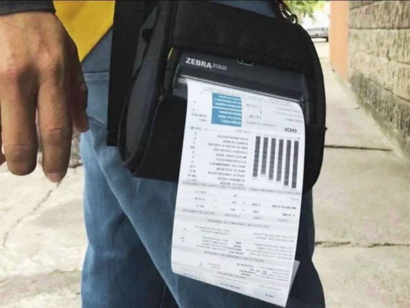 La normativa también condona las deudas acumuladas por usuarios residenciales de bajos recursos cuyo consumo mensual no excede los 250 kilovatios-hora. El beneficio será por una sola vez, deberá solicitarse ante la Enee y estará sujeto a una inspección del medidor y a la revisión del historial de consumo.