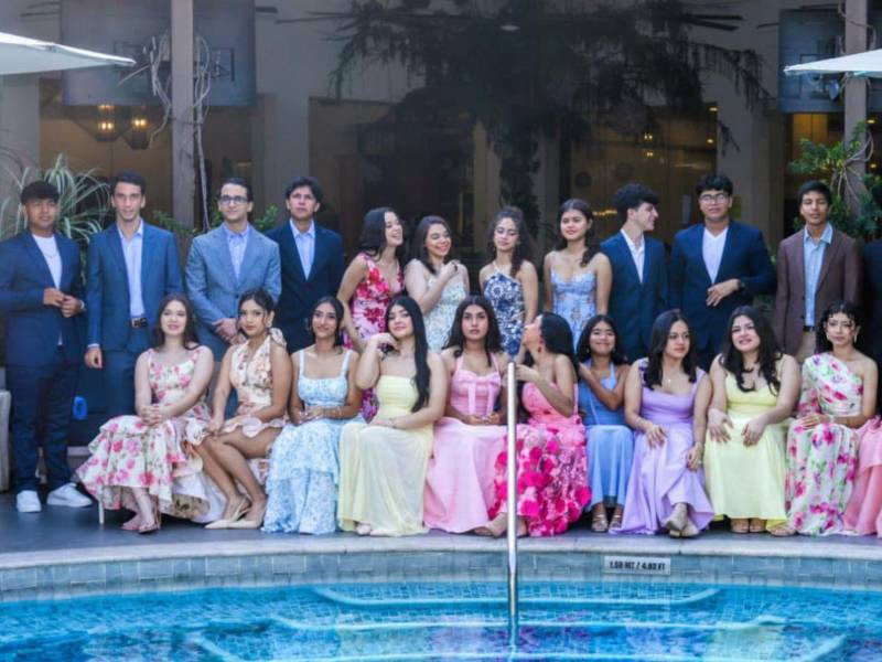 Los jóvenes posaron con mucho entusiasmo para recordar este día tan especial.