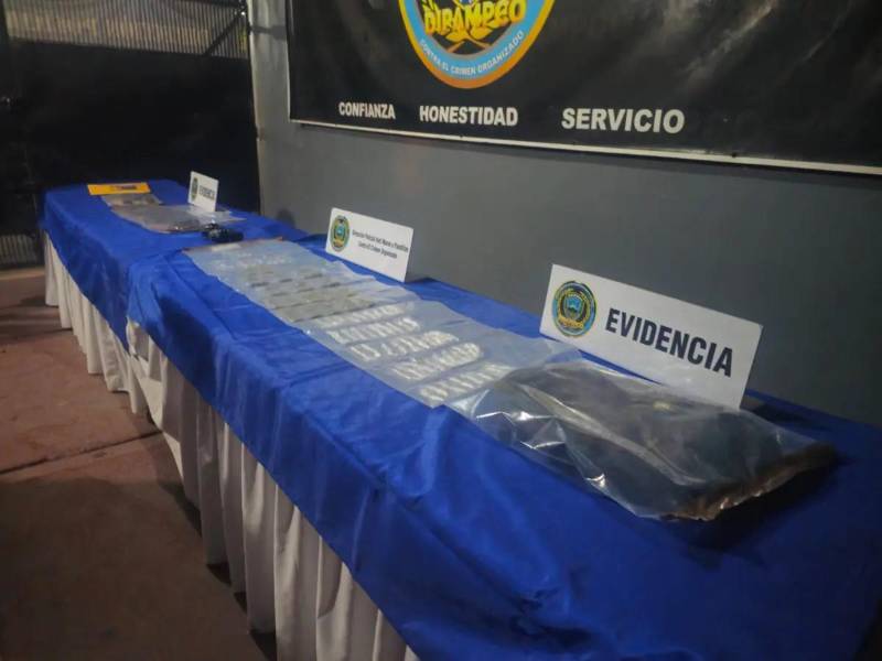 Durante el operativo, los agentes aseguraron un fusil AR-15 con su cargador y 10 cartuchos, una pistola calibre 9 mm con 10 proyectiles, dos artefactos explosivos tipo granada MK-2 y un teléfono celular.
