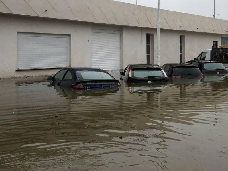 En algunos lugares el agua cubrió hasta la mitad de los automóviles.