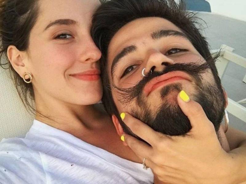 Los cantantes Camilo y Evaluna.