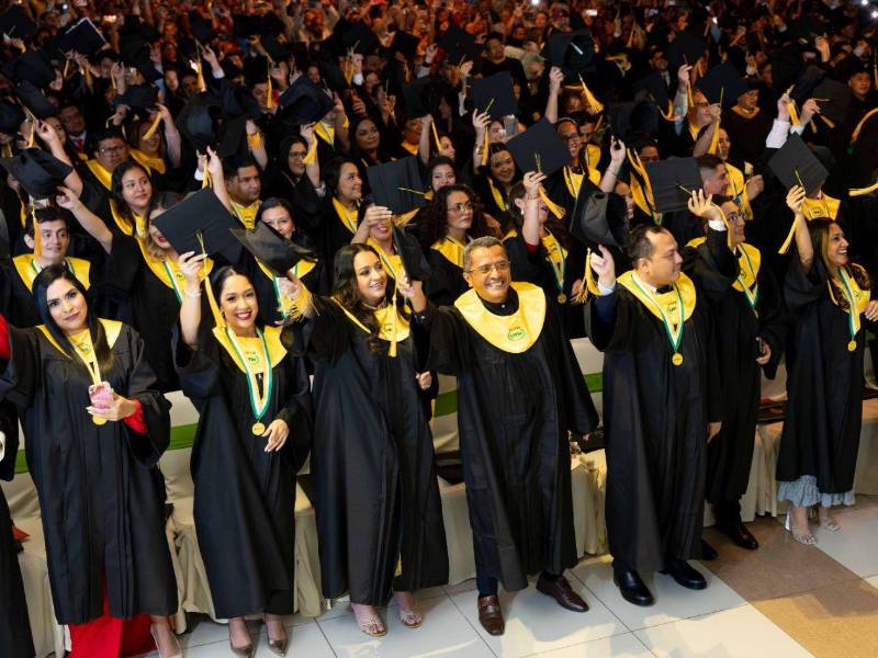 Los recién graduados disfrutaron de una jornada inolvidable en sus vidas, en la cual los recuerdos de seres queridos que ya no están y de todo el camino recorrido navegaron en sus mentes y corazones.