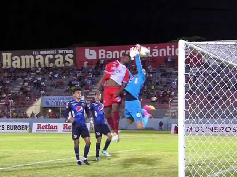 Enrique Facussé no pudo atrapar el balón y se le fue de las manos al fondo de la portería en el partido contra el Vida.