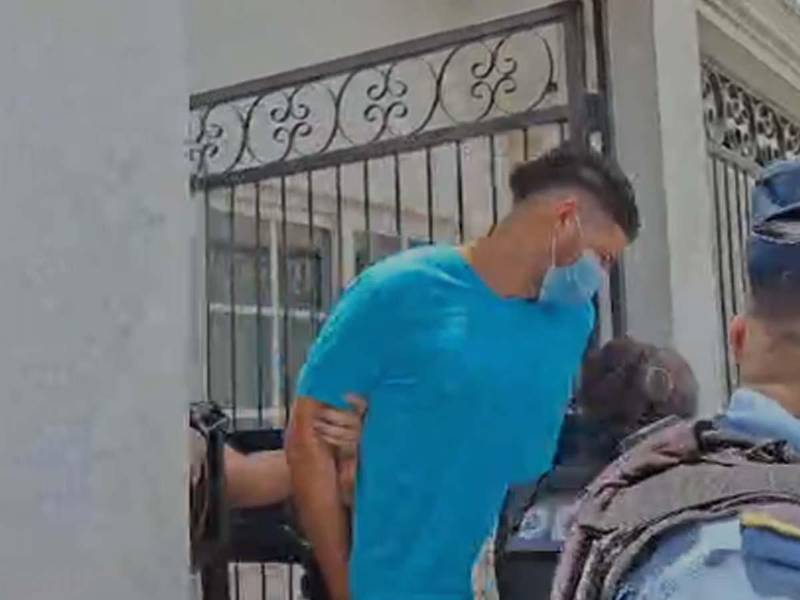 Daniel Antonio Meraz Cáceres en el momento que sale de los juzgados de Villanueva, Cortés.