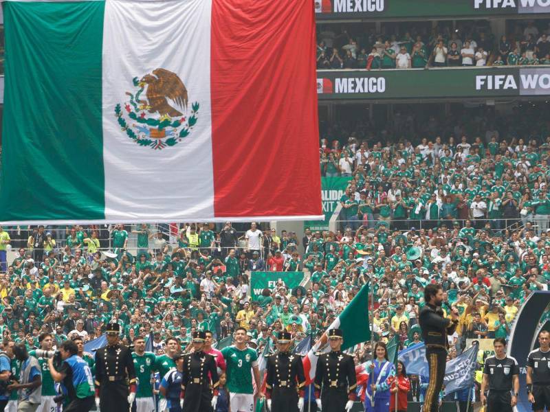 Hinchas animan en la inauguración del Mundial de la FIFA 2026 este jueves, en el estadio Azteca en la Ciudad de México.